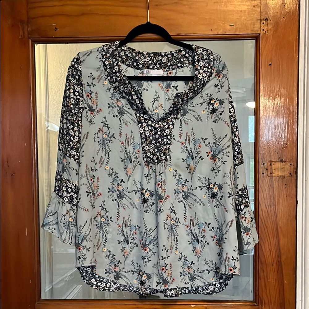 DR2 Black and White Ruffled 3/4 Sleeve Blouse
